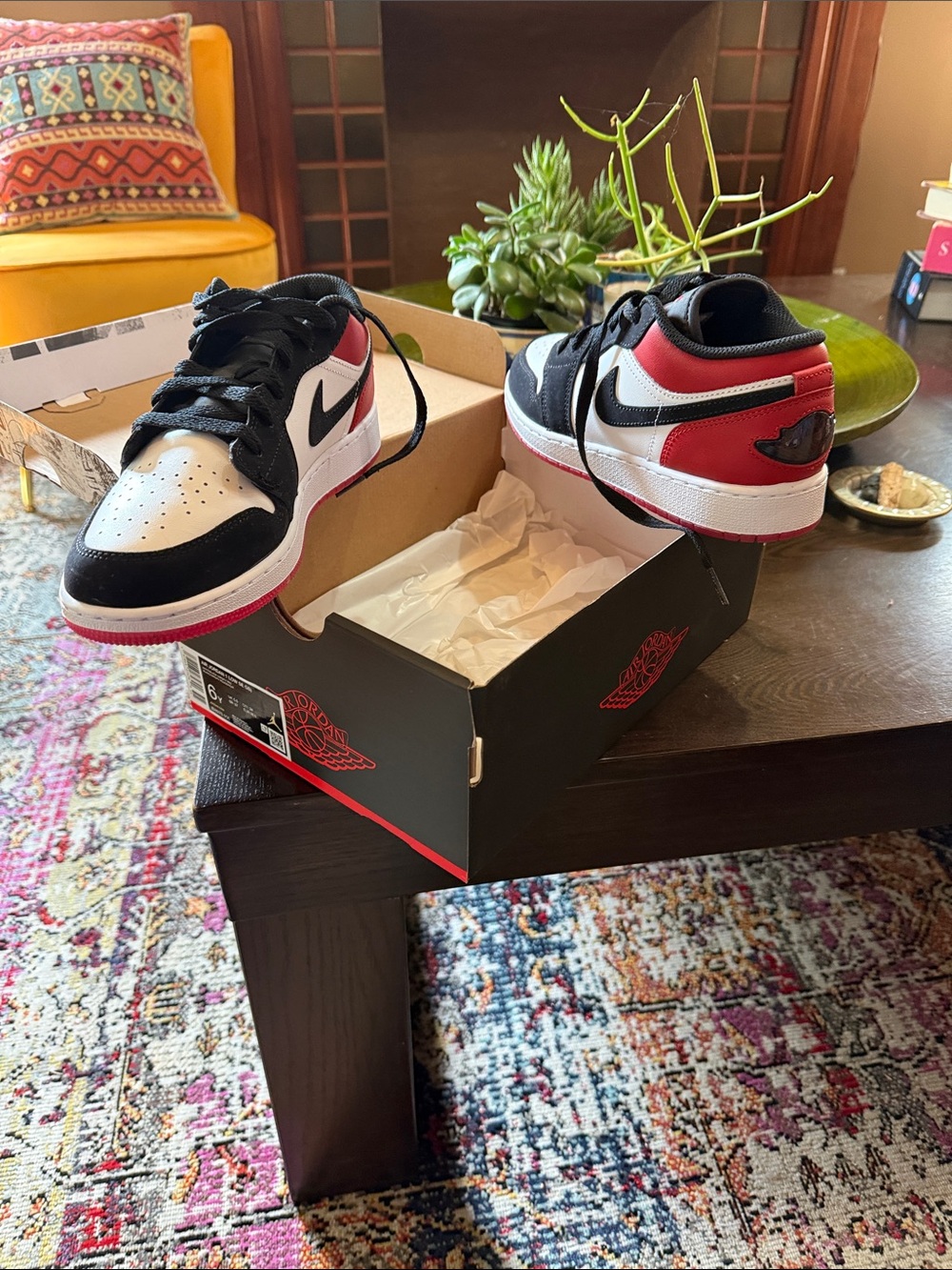 Nike Kids Black White Red Low-Top Sneakers with Pinkish Red Heel